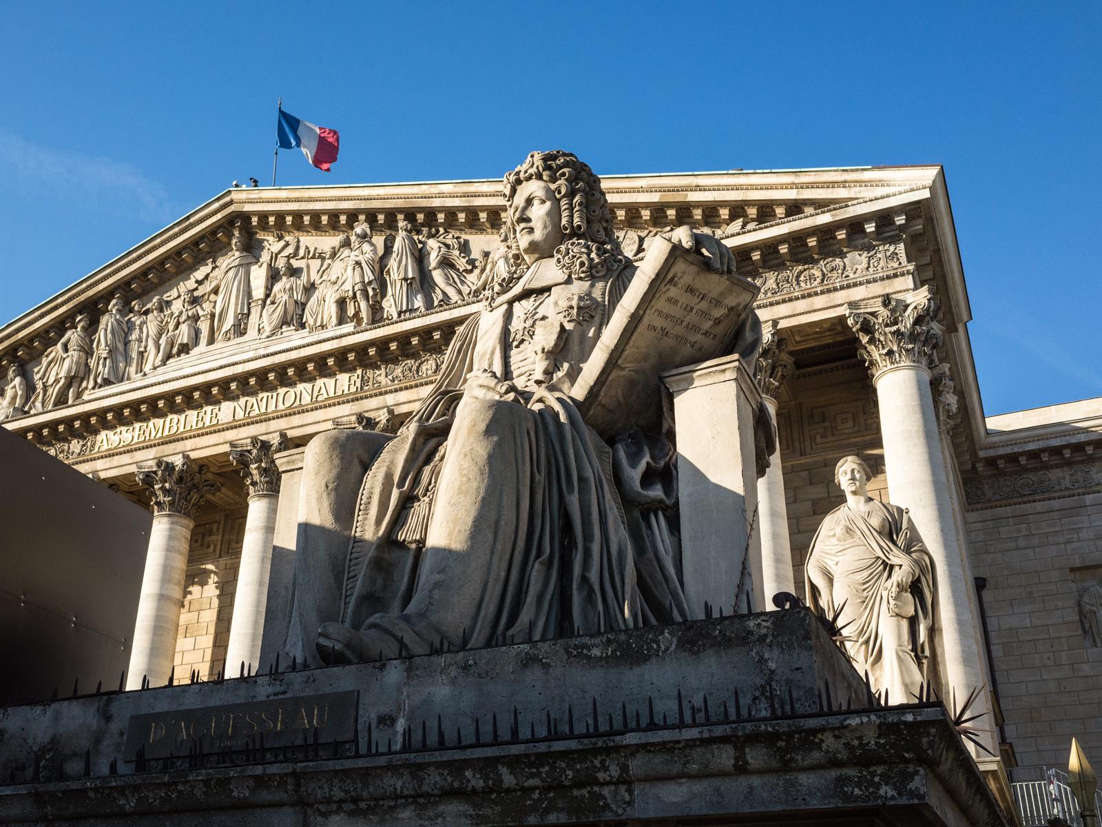 Francia prende posizione: aborto nella costituzione sfida le restrizioni globali!