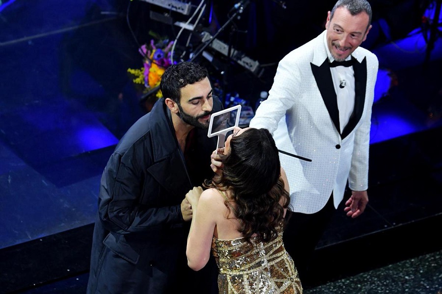 Marco Mengoni fa impazzire il pubblico del Festival di Sanremo: il “Preserbacino” in vendita online!