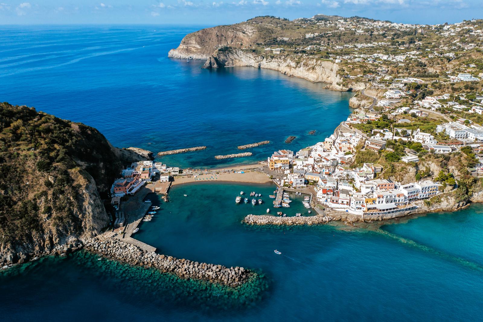 Esplora l’Isola d’Ischia: il paradiso mediterraneo