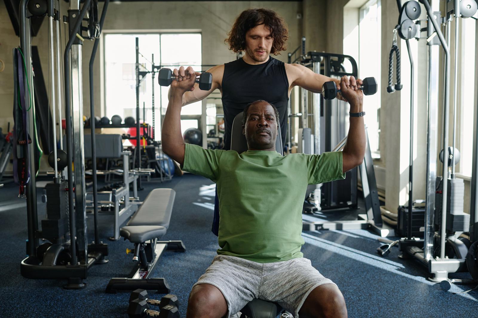 Il push press con manubri: come potenziare la tua forza e guadagnare massa muscolare