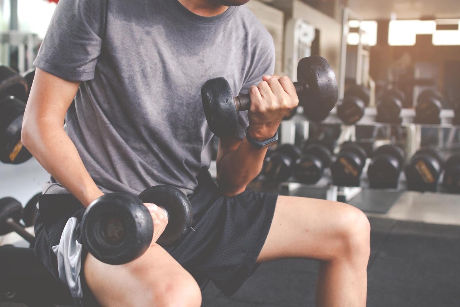 Scopri i benefici e i segreti delle spinte con i manubri: il miglior allenamento per un corpo tonico e forte
